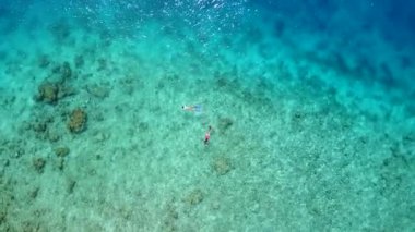 Açık deniz kıyısındaki tropik deniz manzaralı plaj tatilinin dokusu, kumsal kenarında beyaz kumlu arka planda.
