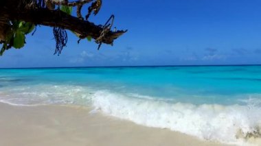 Deniz kıyısı sahil tatilinin boş seyahati. Deniz mavisi okyanus kenarında. Temiz kum arka planı, kumsalın yanında.