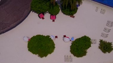 Turkuaz okyanus ve resifin yakınındaki parlak kum arka planının güzel turistik tatil manzarası.