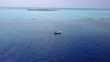 Temiz okyanus ve güneş doğduktan sonra beyaz kum arka planında mükemmel tatil köyü yaban hayatının romantik yolculuğu.