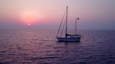 Mavi okyanus kıyısında, güneş ışığında beyaz kum arka planlı, rahatlatıcı sahil saatinin sıcak dokusu.