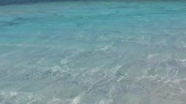 Cennet tatil köyünün yaz manzarası sığ okyanus ve palmiyelerin yakınındaki kumlu arka plan.