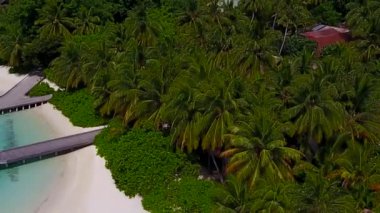 Şeffaf deniz kıyısı gezisi ve kumsalın yakınındaki temiz kum arka planının sıcak soyutlaması.