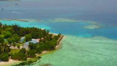 Mavi deniz kıyısında güzel turist plajı yaşam tarzı ve kumsal kenarında beyaz kumlu arka plan