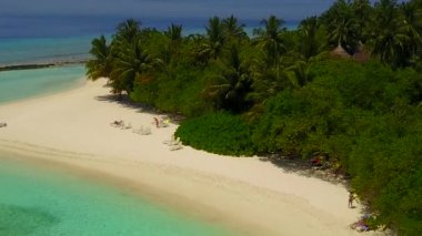 Tropikal körfez sahil tatilinin boş manzarası sığ sularda tatil köyü yakınlarında temiz kum arka planına sahip.