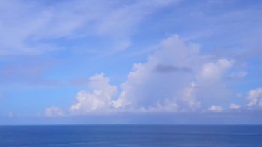 Parlak kum zeminli turkuaz lagün tarafından lüks deniz manzaralı deniz manzaralı hava yolculuğu.