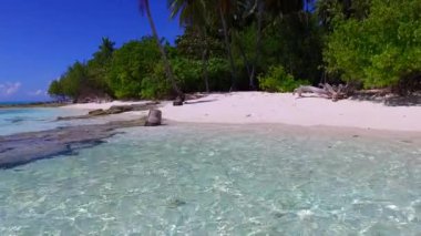 Mavi göl kıyısındaki tropikal körfez sahil tatilinin güneşli dokusu ve kumsalın yakınındaki beyaz kumlu arka plan