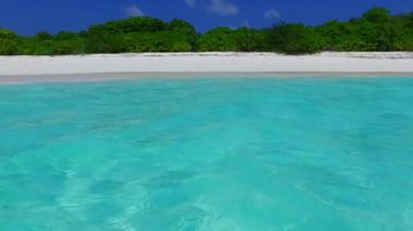 Güneş doğduktan sonra beyaz kum arka planına sahip mavi gölün kıyısında cennet gölünün boş deniz manzarası.