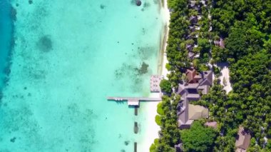 Sahil sahil yolculuğunun gündüz manzarası kumsala yakın beyaz kum arka planına sahip sığ deniz kıyısında.