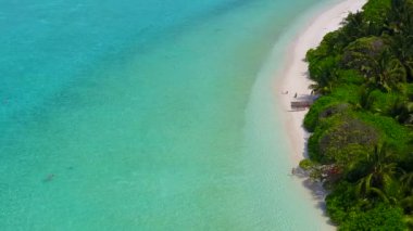 Egzotik adanın yaz manzarası mavi su ve palmiyelerin yakınındaki beyaz kumlu zemin tarafından kırılıyor.