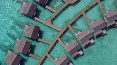 Su mavi okyanusu ve güneş doğduktan sonra temiz kum arka planının egzotik sahil maceralarının uzay panoramasını kopyala