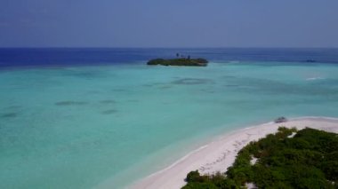 Mavi lagün ve temiz kumlu arka planda lüks sahil yaban hayatının insansız hava aracı dokusu.