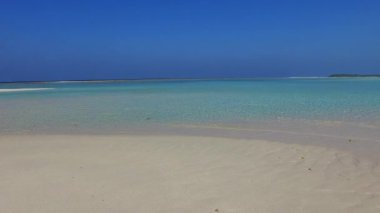 Lüks sahil sahillerinin yaz mevsimi kıyı şeridinin yanında beyaz kumlu arka planla sığ denizi yarıp geçiyor.