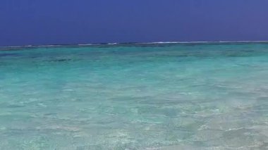 Turkuaz su ve palmiyelerin yakınındaki beyaz kumlu zemin ile sakin deniz manzaralı sahil yolculuğunun uzay dokusunu kopyala