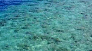 Plaj tatilinin geniş açılı doğası. Tatil köyü yakınlarında beyaz kumlu bir göl kenarında.
