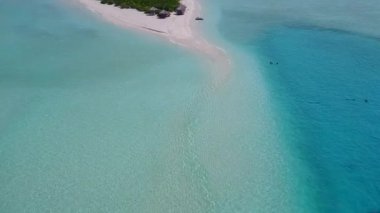 Güneşli deniz manzaralı deniz manzaralı sığ deniz manzaralı sahil gezisi ve kumsalın yakınındaki temiz kumlu arka plan