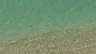 Açık deniz kenarında, kumsalın yanında beyaz kumlu arka planda güzel bir ada tatili manzarası