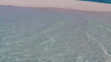 Deniz manzaralı romantik bir gökyüzü sığ bir lagün ve palmiyelerin yakınındaki beyaz kum arka planında.