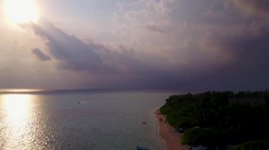 Mavi yeşil okyanus ve temiz kumlu arka planda tropikal tatil beldesi yaban hayatının hava dokusu