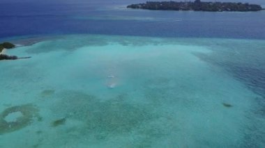 Deniz kıyısındaki egzotik sahil saatinin yaz dokusu dalgalara yakın beyaz kum arka planıyla sığ bir okyanus.