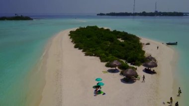 Güzel tatil köyü sahil yaşam tarzının güneşli yolculuğu mavi su ve dalgaların yakınında beyaz kumlu arka plan