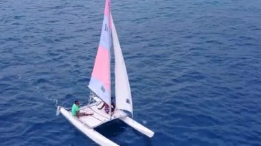 Deniz manzaralı mükemmel deniz manzaralı yaban hayatının güneşli turizmi. Aqua Blue Lagoon ve dalgaların yakınındaki beyaz kumlu arka plan.