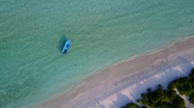 Turkuaz okyanusla yapılan egzotik körfez sahil seyahatinin yaz dokusu. Resifin yanında beyaz kumlu arka plan.