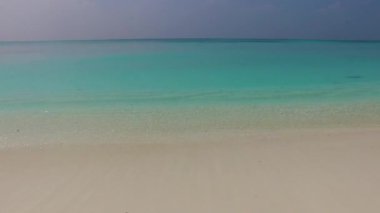 Güneşin doğuşundan sonra açık deniz ve beyaz kum arka planında güzel deniz manzaralı sahil tatilinin ılık doğası