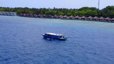 Cennet 'in güneşli manzarası. Turist plajı. Açık deniz kenarında.