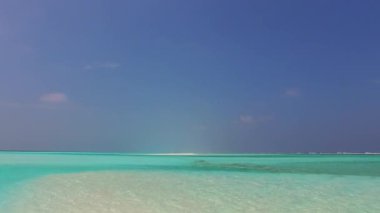 Turkuaz lagün ve resifin yakınındaki beyaz kumlu arka planda cennet sahili macerası.