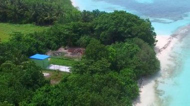 Turkuaz okyanus tarafından mükemmel sahil yaşam tarzının güneşli yolculuğu. Resifin yanında beyaz kum arka planı var.