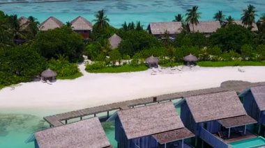 Deniz manzaralı lüks deniz manzaralı güneşli bir yolculuk şeffaf bir göl kenarında, kumsal kenarındaki beyaz kumlu arka planda.