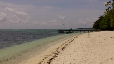 Mavi deniz kıyısındaki egzotik turist plajı seyahatinin özetini kapatın. Resifin yakınındaki beyaz kum arka planında.