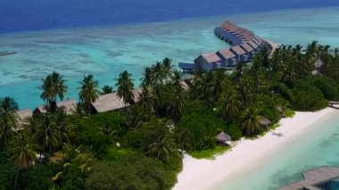 Rahatlatıcı sahil sahillerinin romantik yolculuğu berrak okyanusu ve dalgaların yakınındaki beyaz kum arka planını yarıp geçer.