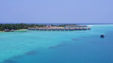 Su mavisi okyanus ve beyaz kum arka planının rahatlatıcı tatil köyü macerasının hava dronu soyutlaması