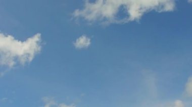 Mavi deniz kenarındaki sakin lagünün deniz manzarasını ve sörfün yanındaki beyaz kum arka planını kopyala