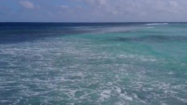 Deniz mavisi okyanus ve beyaz kumlu arka planda güneş ışığı ile cennetin göl manzarası.