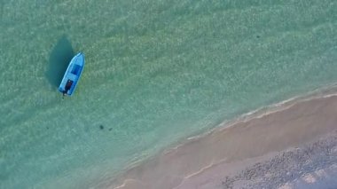 Sakin turist plajlarının yaz mevsimi dalgalara yakın beyaz kumlu arka planlarıyla mavi okyanusu yarıp geçiyor.