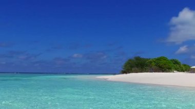 Turkuaz deniz kıyısında, kumsalın yanında beyaz kumlu arka planda, cennet sahilinin yaz tatili.