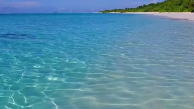 Mükemmel sahil plaj macerası için kumsalın yakınındaki beyaz kumlu arka plan ile sığ suları kopyala