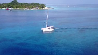 Dron manzaralı deniz manzaralı mükemmel deniz manzaralı tatil turkuaz göllü beyaz kumlu arka planlı
