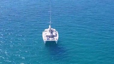 Romantik, rahatlatıcı tatil köyü deniz yolculuğu ve dalgaların yanında beyaz kum arka planının soyutlanması.