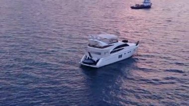 Deniz mavisi okyanus ve resifin yakınındaki beyaz kum arka planının sıcak soyut cennet adası plajı yaşam tarzı.