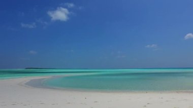 Gün batımından önce beyaz kum arkaplanlı berrak okyanus kenarındaki sakin sahil gezisinin uzay gökyüzünü kopyala