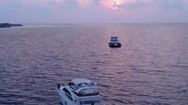 Cennet denizi manzaralı güneşli deniz manzaralı, mavi deniz kenarında, beyaz kumlu arka planda, güneş ışığı altında.