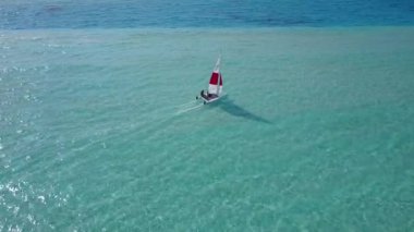 Mükemmel deniz manzaralı yaz manzarası dalgaların yanında beyaz kum arka planıyla şeffaf okyanus tarafından kırılıyor.