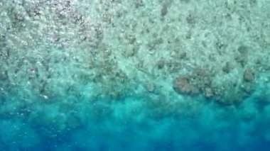 Cennet Koyu Sahili 'nin romantik gökyüzü. Mavi okyanus kenarında. Kum kenarında beyaz kum arka planda.