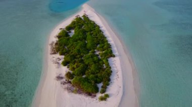 Mükemmel gölcüklerin yaz tatili. Mavi sularda, beyaz kumlu arka planda güneş ışığı altında.