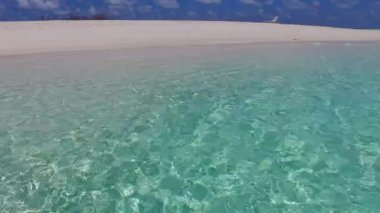 Turkuaz lagünün yanında dinlendirici deniz manzaralı plaj gezisi ve tatil köyünün yakınında beyaz kumlu bir arka plan.