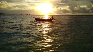 Tropikal körfez sahil yolculuğunun yaz seyahati. Açık okyanus kıyısında. Resifin yanında beyaz kumlu arka plan.